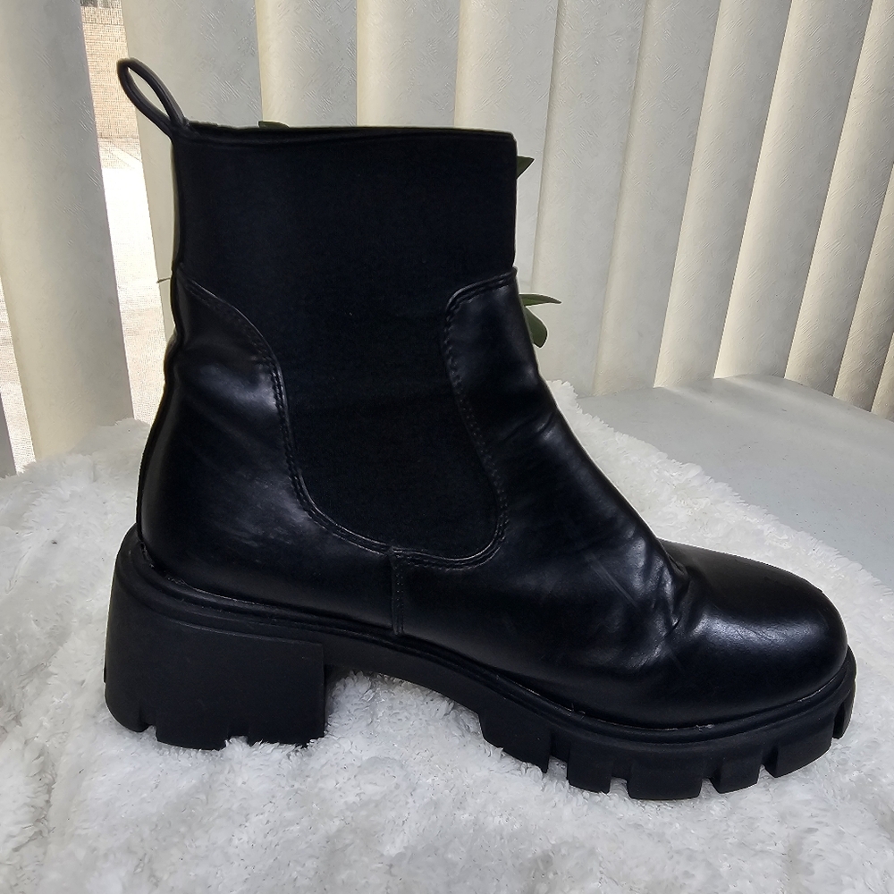 ASOS DESIGN Wide Fit Adjust chunky chelsea‎ boots in black - Picture 4 of 13